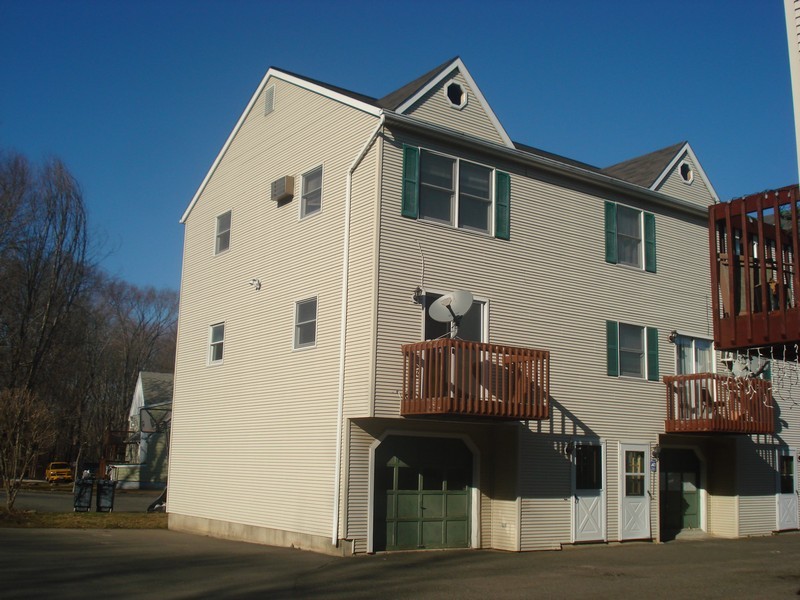 Small Complex Near Exit 4- midway between danbury mall and downtown 2 Bedroom End Unit Townhome With 2 Car Tandem Garage